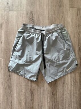 Nike Men’s Light Gray Athletic Shorts with Black Zip